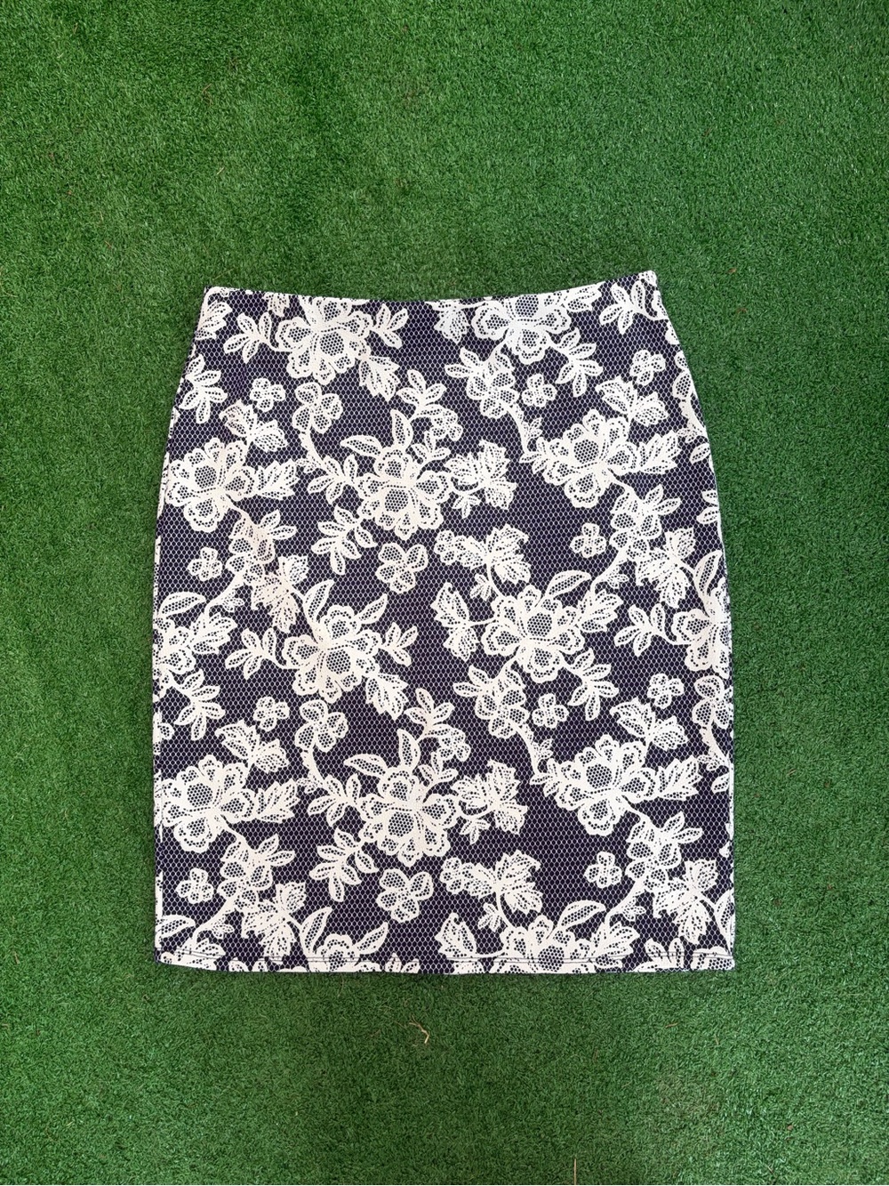 Floral Lace-Print Pencil Skirt in Navy and White